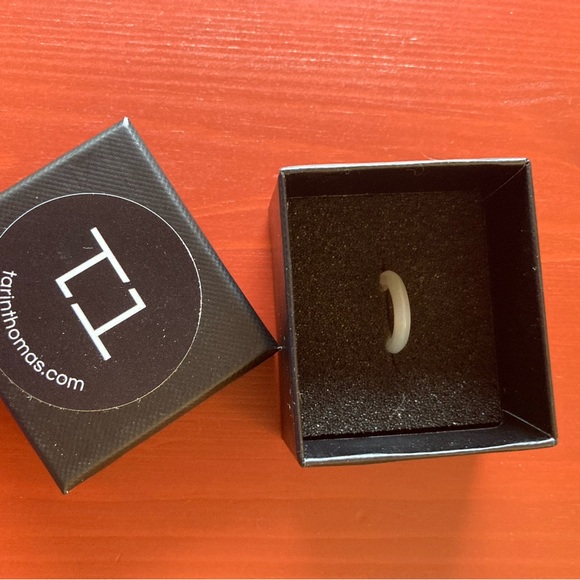 Tarin Thomas Hali mini mother of pearl ear cuff - Picture 2 of 3